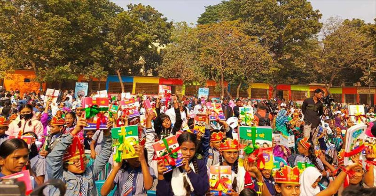 নতুন বইয়ের ঘ্রাণে উচ্ছ্বসিত শিক্ষার্থীরা