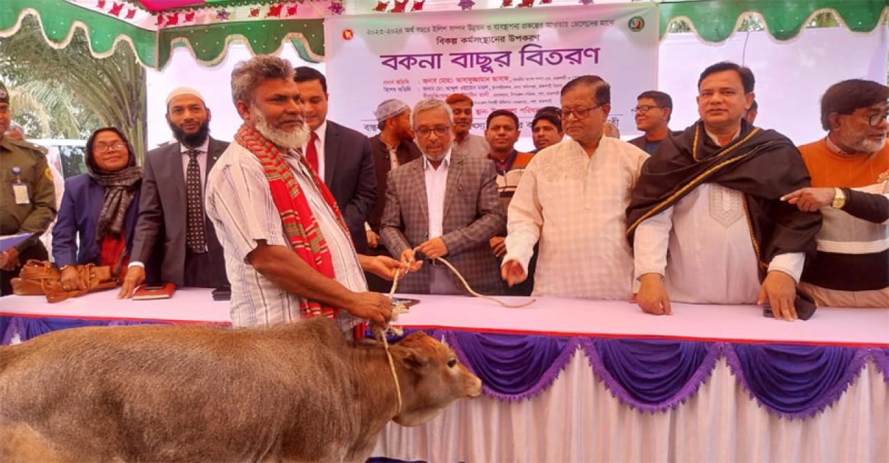 পবায় জেলেদের মাঝে প্রধানমন্ত্রীর উপহার বিতরণ করলেন এমপি আসাদ