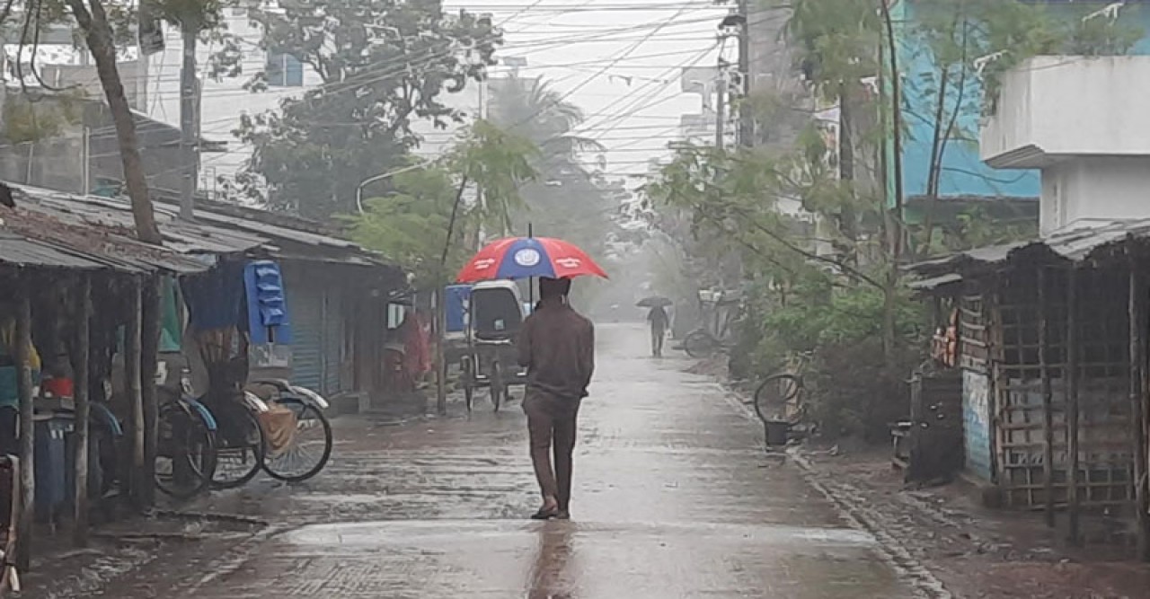 খুলনায় শীতের সকালে গুঁড়িগুঁড়ি বৃষ্টি