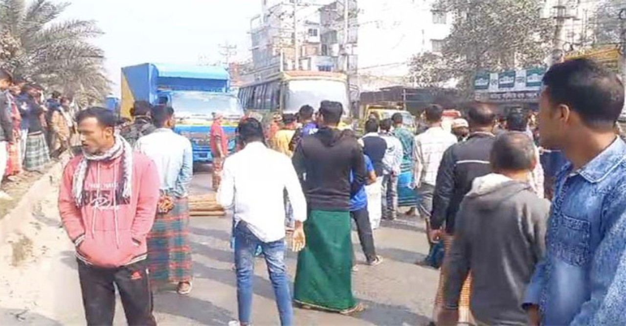 আশুলিয়ায় ট্রাকচাপায় আহত ৩