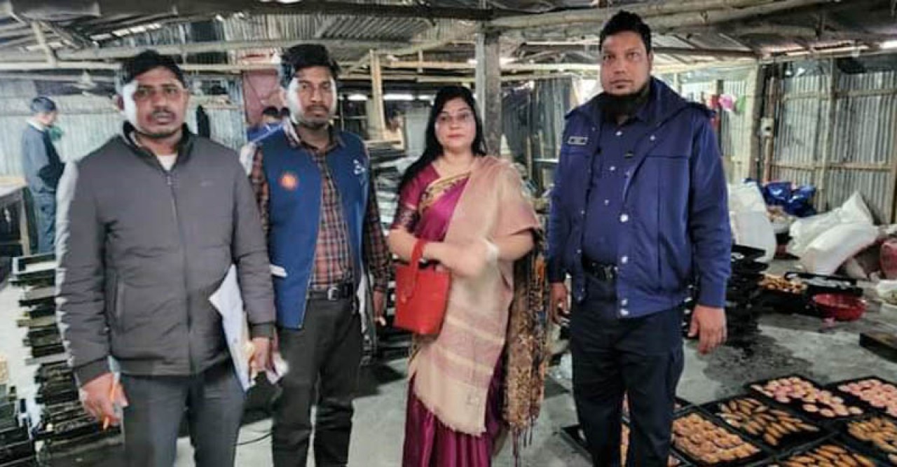 বদলগাছীতে ল‍্যাইসেন্স না থাকায় দুটি প্রতিষ্ঠানকে ভ্রাম‍্যমাণ আদালতের জরিমানা