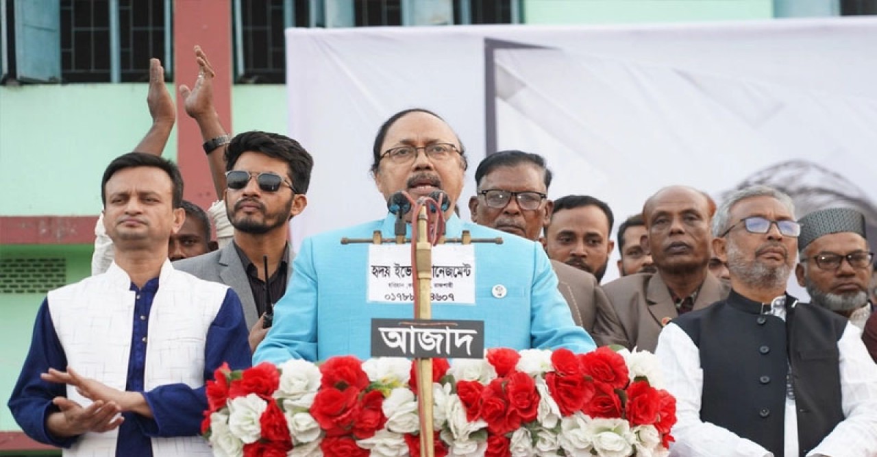 নৌকার কাফেলা সামনে এগিয়ে যাচ্ছে