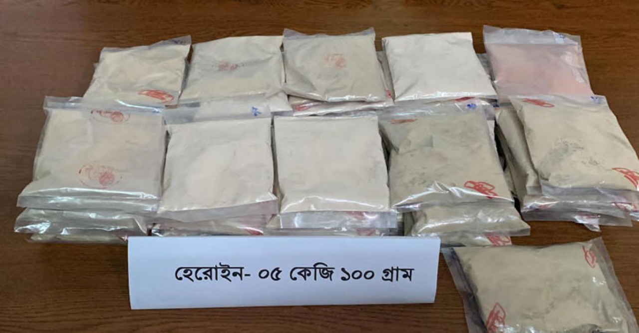 পাথরের ট্রাক থেকে ৫ কোটি টাকার হেরোইন উদ্ধার