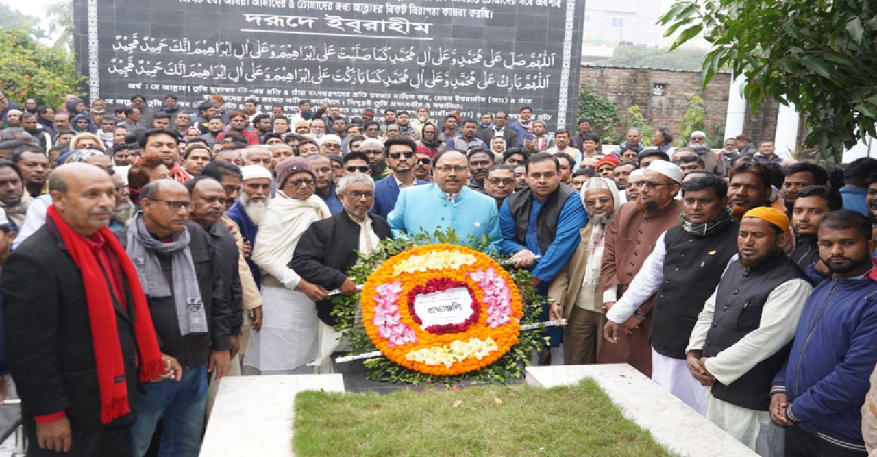 বঙ্গবন্ধুর ম্যুরাল ও শহীদ কামারুজ্জামানের সমাধীতে রাজশাহী-৩ আসনের নবনির্বাচিত এমপির শ্রদ্ধা নিবেদন