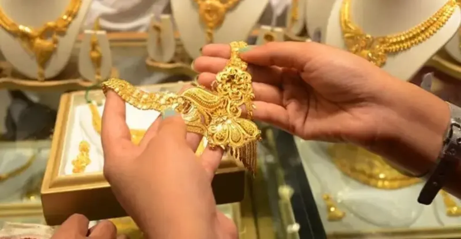 ফের সোনার ভরি ছাড়াল দুই লাখ ৪৭ হাজার টাকা