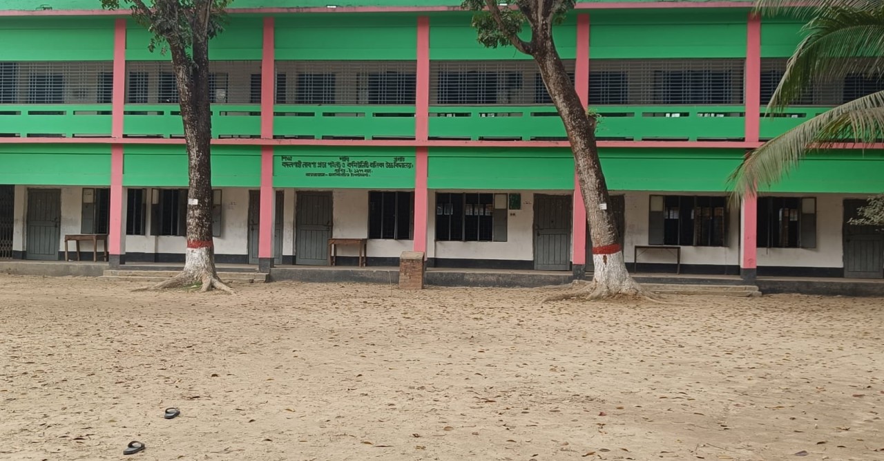 নওগাঁ জেলার বদলগাছীতে ভাষা শহীদদের শ্রদ্ধা নিবেদন করতে পারেন নি অধিকাংশ শিক্ষার্থীরা।
