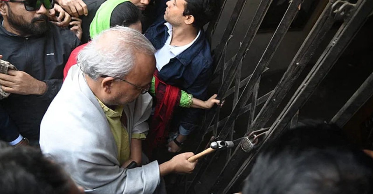 তালা ভেঙে কার্যালয়ে ঢুকলেন বিএনপি নেতাকর্মীরা