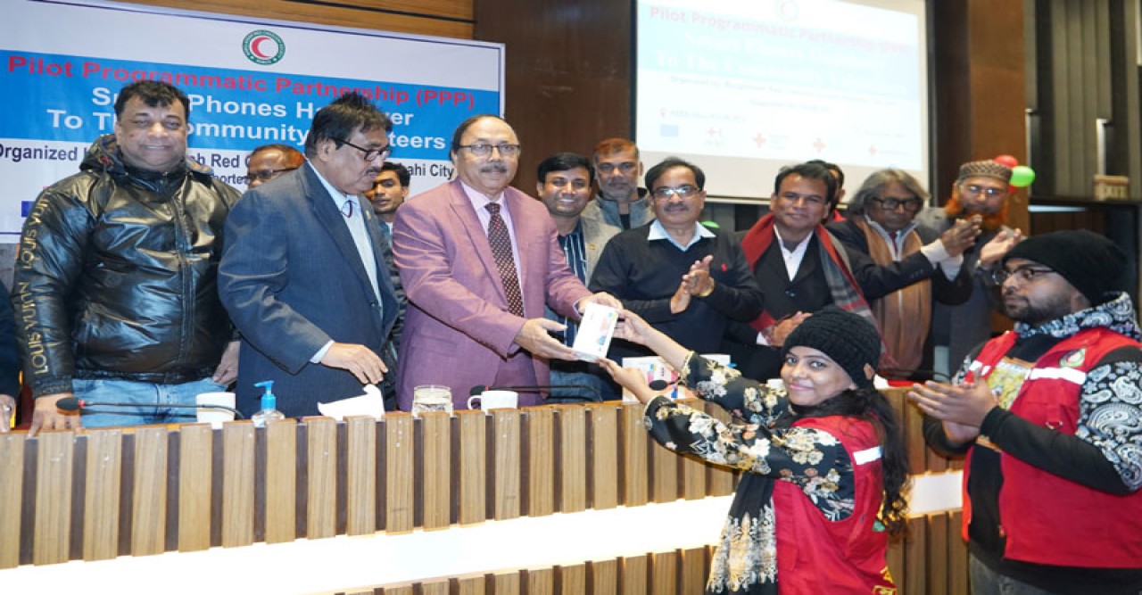 রাজশাহীতে ১০০ জন কমিউনিটি স্বেচ্ছাসেবককে স্মার্ট ফোন প্রদান
