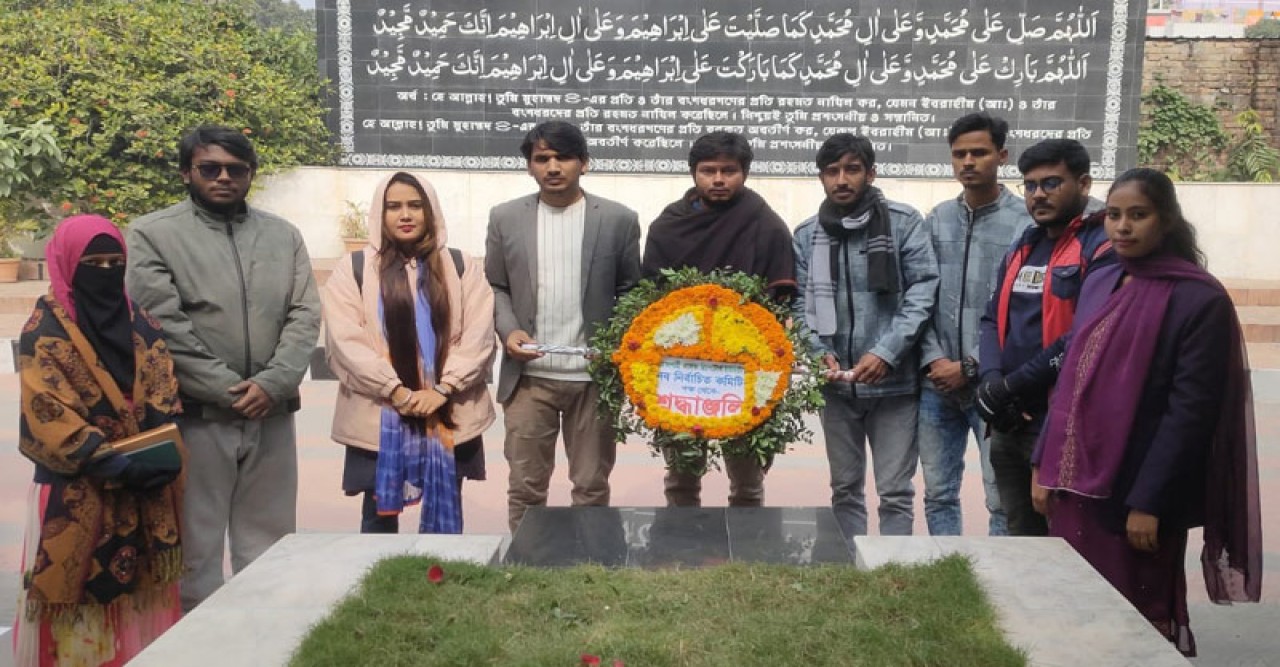 বঙ্গবন্ধুর প্রতিকৃতি ও শহীদ কামারুজ্জামানের সমাধীতে আরসিআরইউ’র শ্রদ্ধা