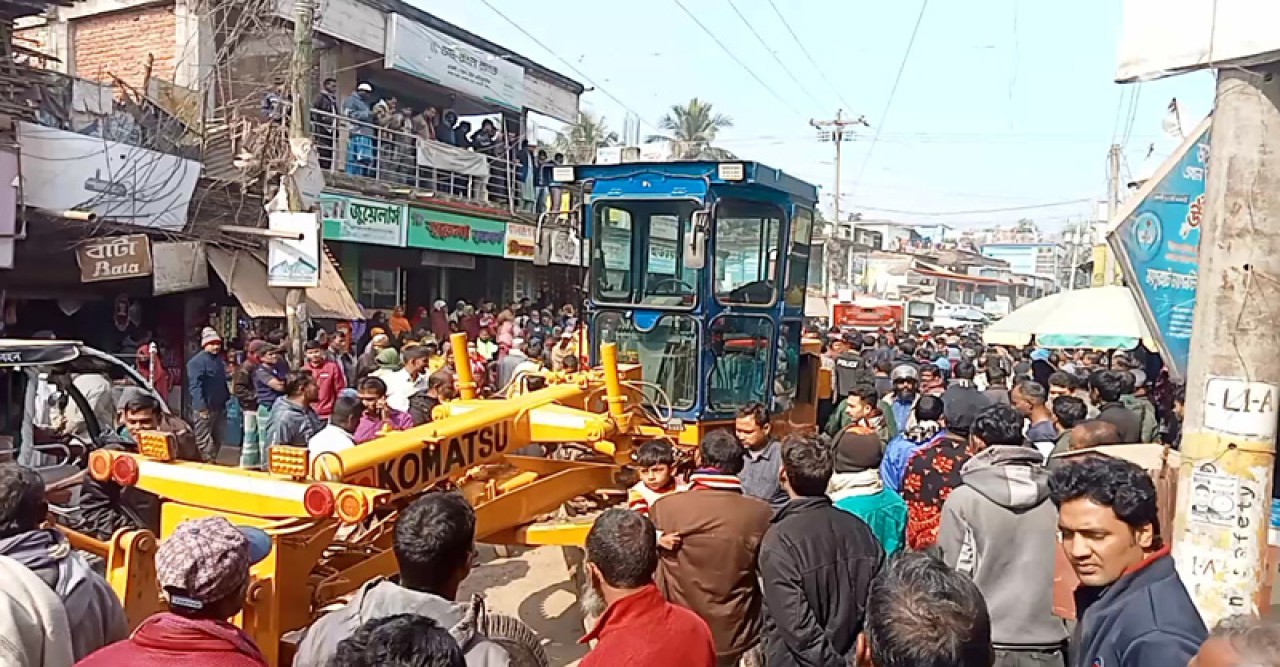 খাবার নিয়ে ফেরা হলো না মালার॥ বদলগাছীতে এক্সিভেটরের চাপায় গেল প্রাণ