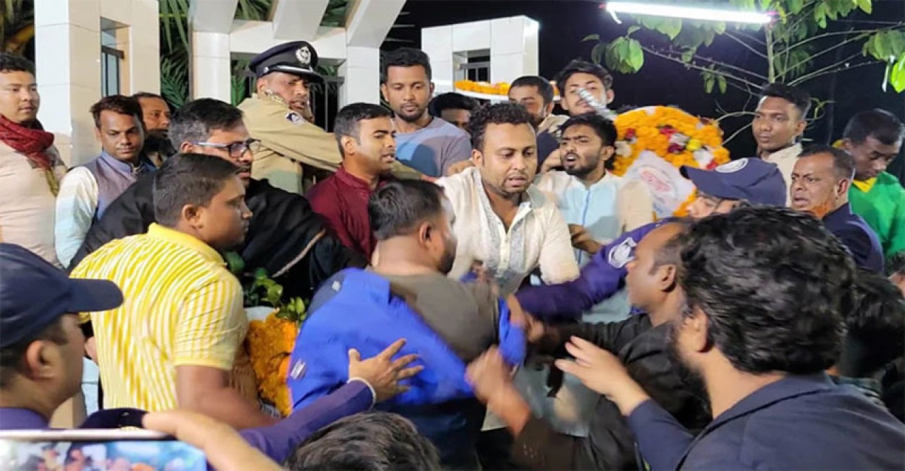 শহীদ মিনারে ফুল দেওয়াকে কেন্দ্র করে ছাত্রলীগের দুই গ্রুপের হাতাহাতি