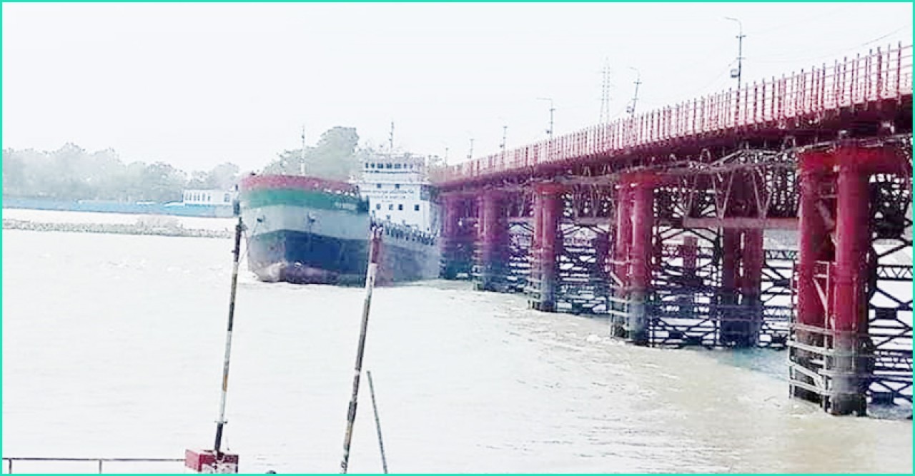 কালুরঘাট সেতুতে লাইটার জাহাজের ধাক্কা