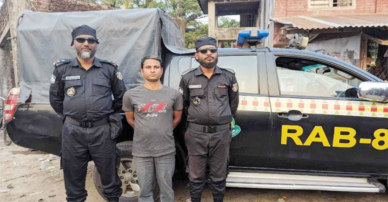 ৮ বছর পালিয়ে থেকেও অবশেষে গ্রেপ্তার