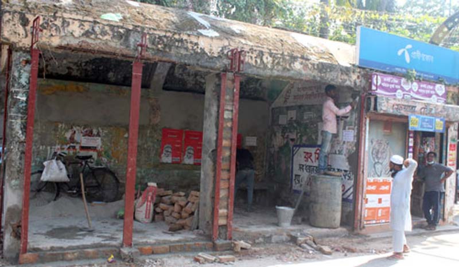 রাজশাহী–ঢাকা মহাসড়কে রোদ-বৃষ্টিতে যাত্রী ভোগান্তি, দখলে সরকারি জায়গা