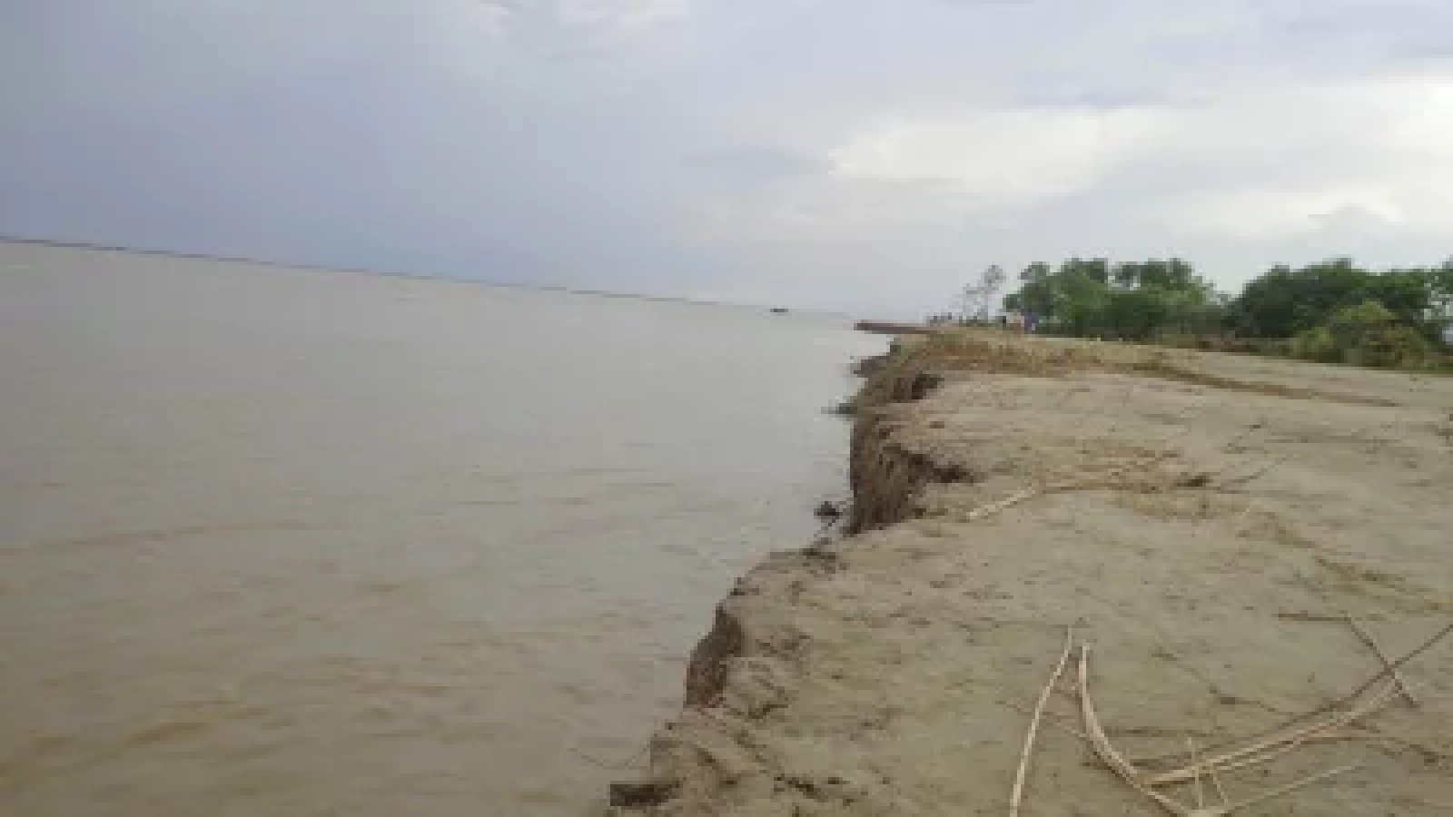 চাঁপাইনবাবগঞ্জে পদ্মার ভয়াল ভাঙ্গন: বিলীন দুই শতাধিক ঘরবাড়ি ও ফসলি জমি