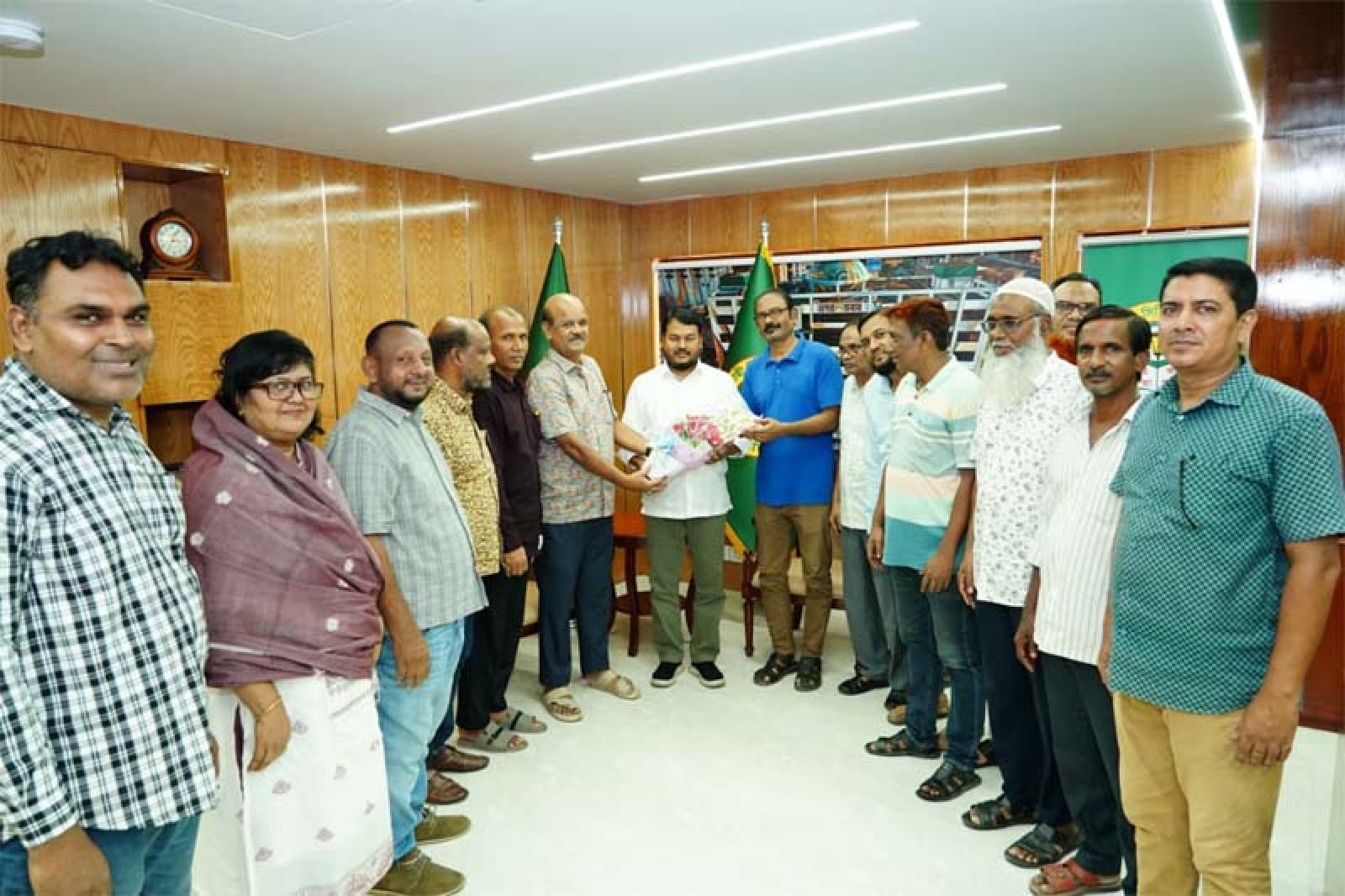 নাগরিকবান্ধব, উন্নয়নমুখী ও যুগোপযোগী বাজেট ঘোষণা করায়  রাসিক প্রশাসককে কর্মচারী ইউনিয়নের শুভেচ্ছা ও অভিনন্দন