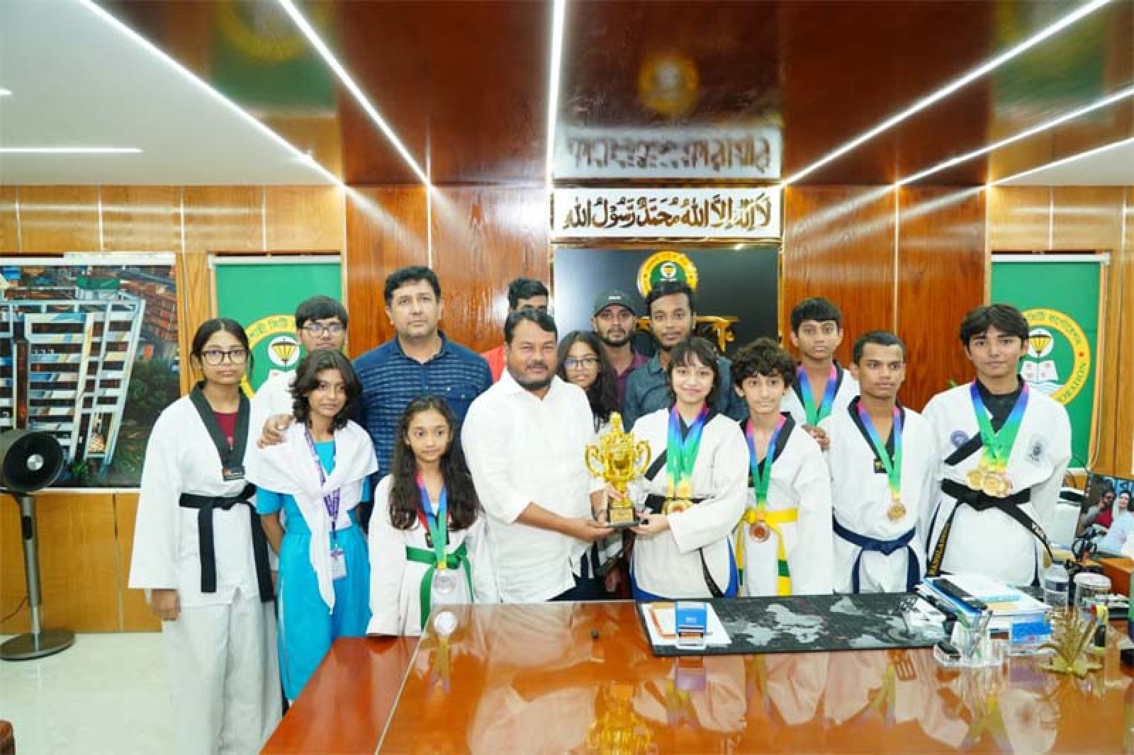 রাসিক প্রশাসকের সঙ্গে রাজশাহী তায়কোয়ানডো  একাডেমির খেলোয়াড়দের সৌজন্য সাক্ষাৎ
