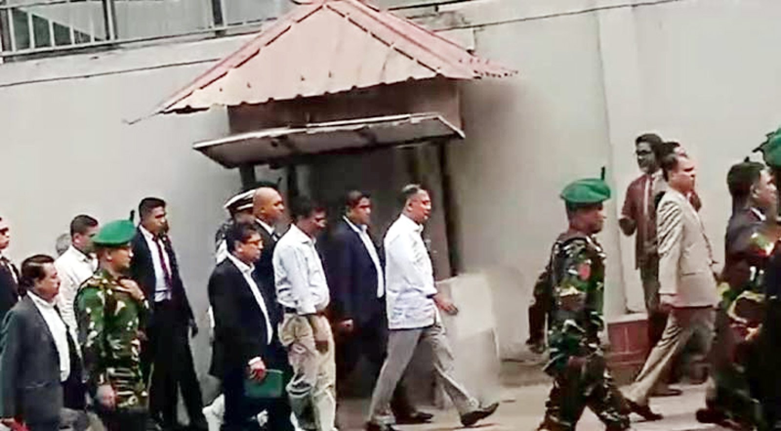 সচিবালয় থেকে হেঁটে ওসমানী মিলনায়তনে গেলেন