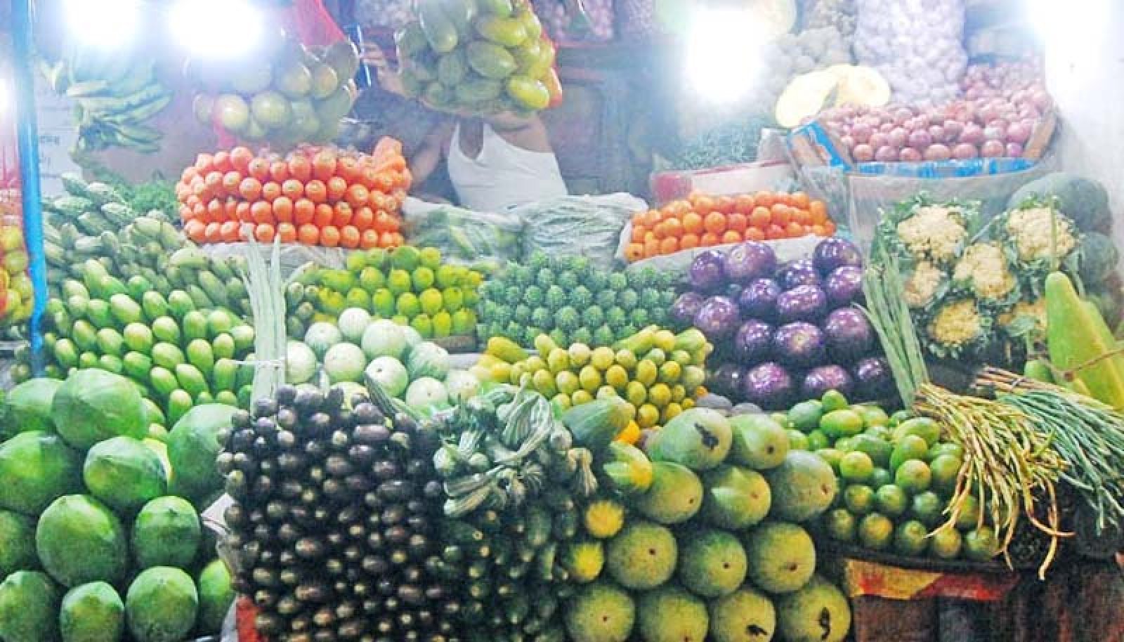বৃষ্টির প্রভাব সবজির বাজারে, কাঁচামরিচের দাম ১৬০ টাকা