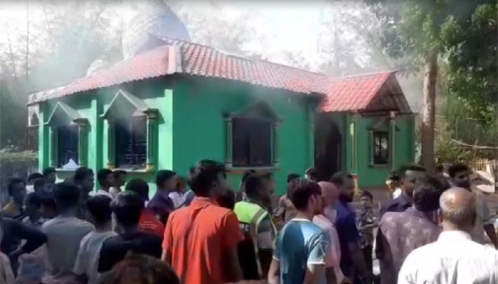 মাজারে ভাঙচুরের পর অগ্নিসংযোগ, কথিত ‘পীর’ নিহত