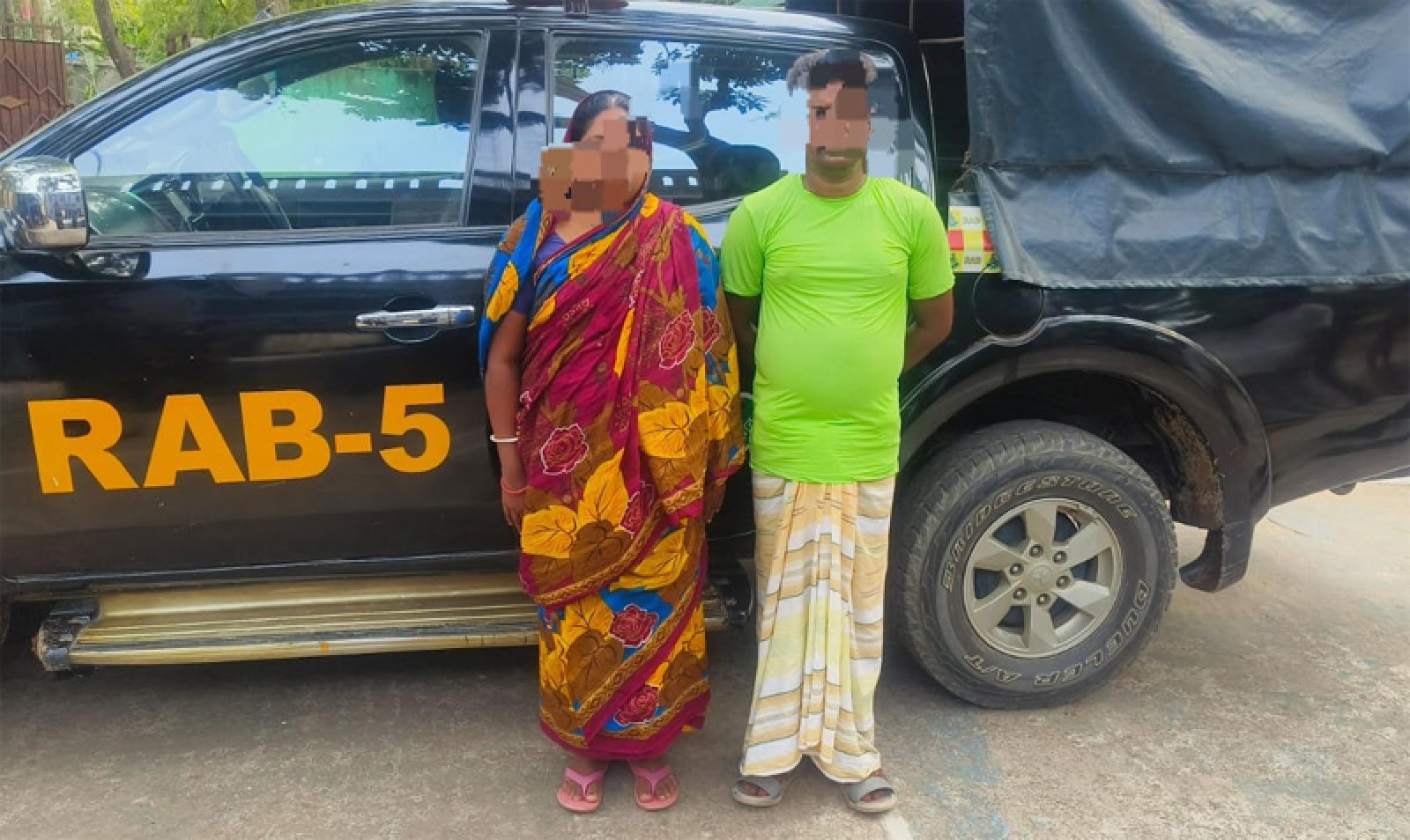 তালন্দ বাজারপাড়ায় র‌্যাবের অভিযান, চোলাই মদসহ দুইজন গ্রেফতার
