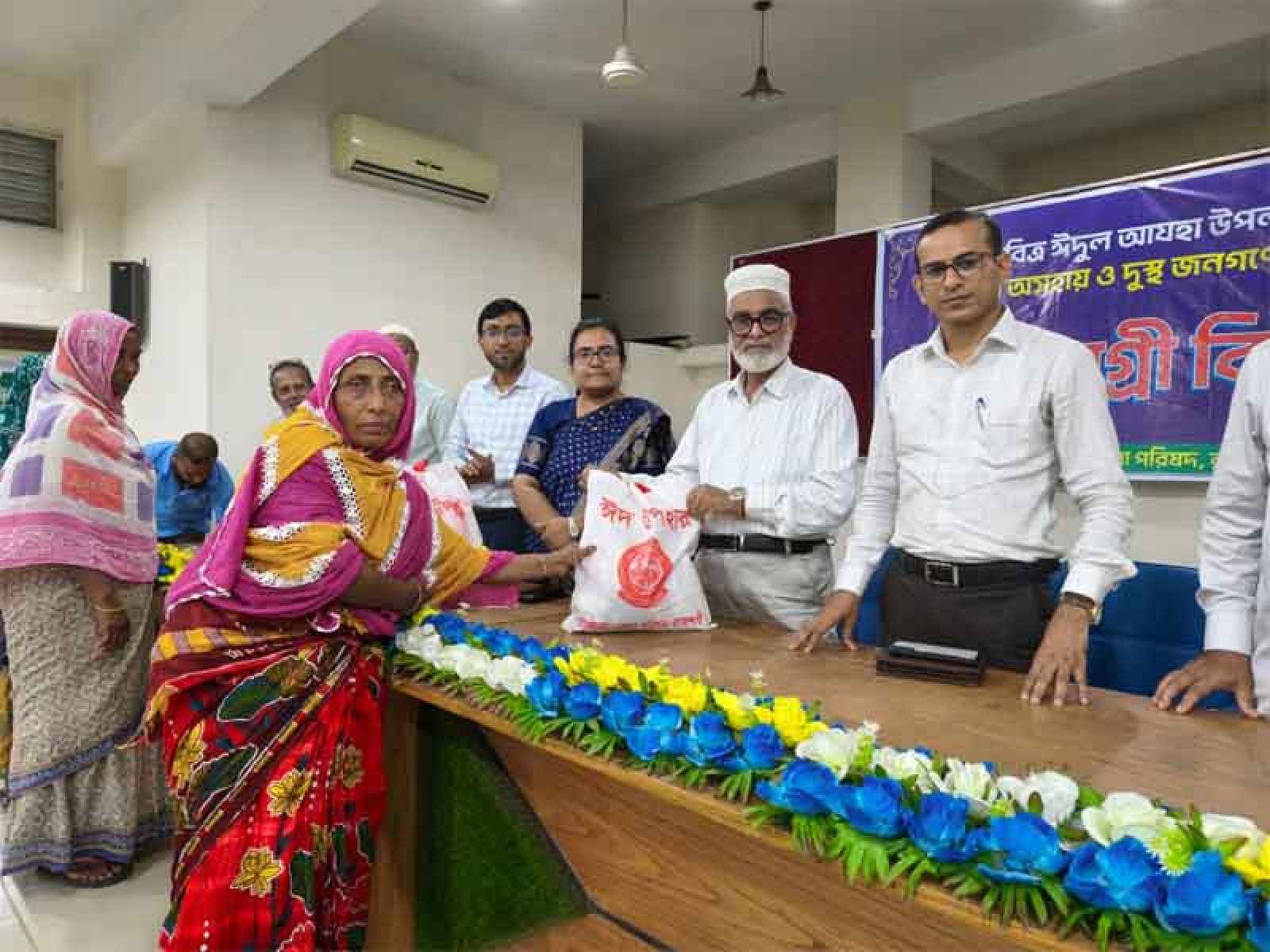 গোদাগাড়ীতে জেলা পরিষদের উদ্যোগে ৮০টি দুস্থ পরিবার পেল ঈদের সামগ্রী