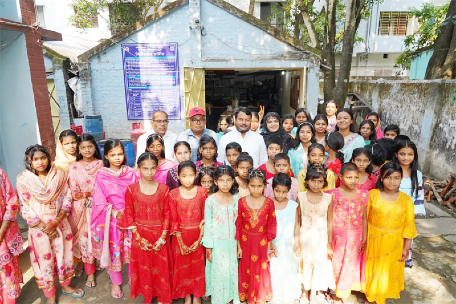 এতিম, অসহায় ও সুবিধাবঞ্চিত শিশুদের সাথে ঈদ উদযাপন ও আনন্দ ভাগাভাগি করলেন রাসিক প্রশাসক