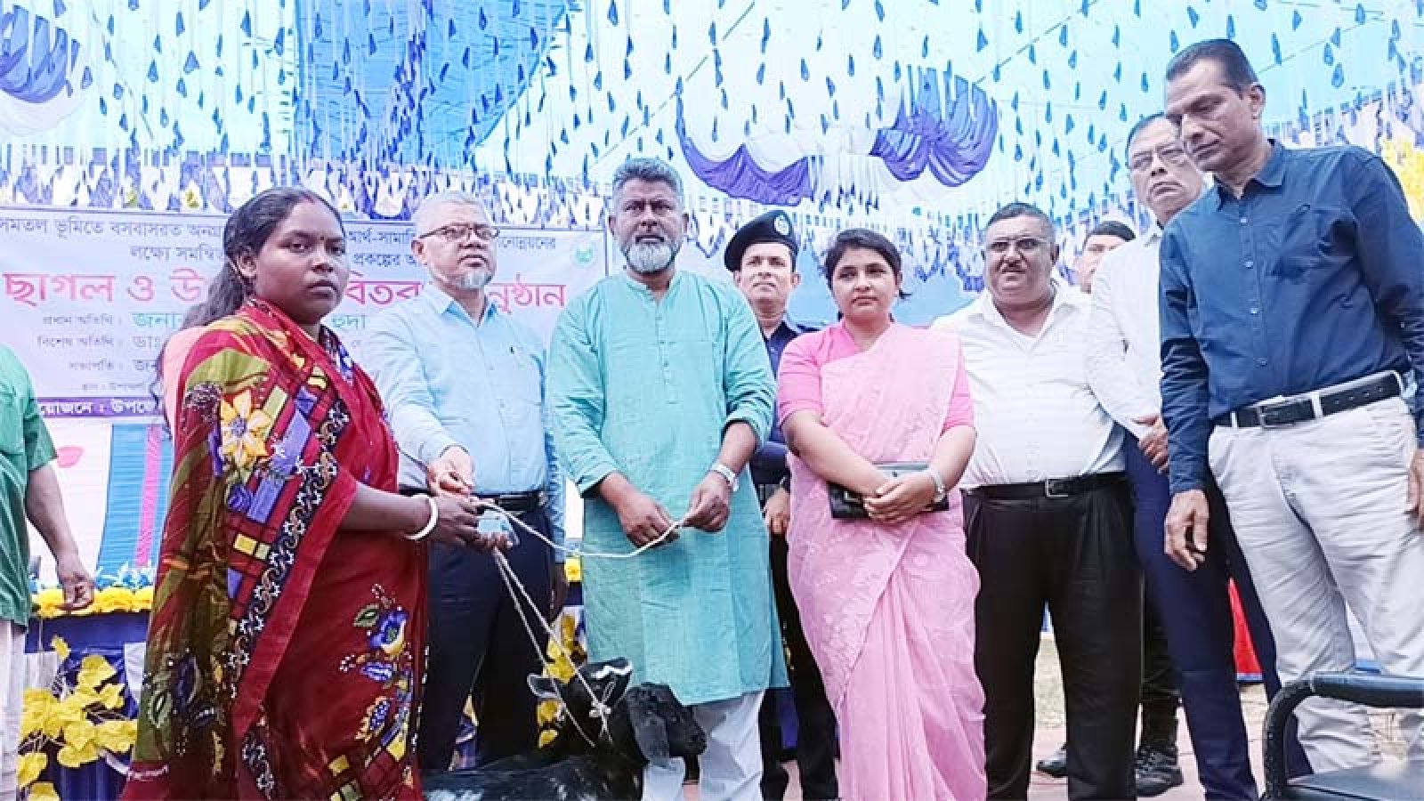 বদলগাছীতে ক্ষুদ্র নৃ-গোষ্ঠীর মাঝে ছাগল ও উপকরণ বিতরণ