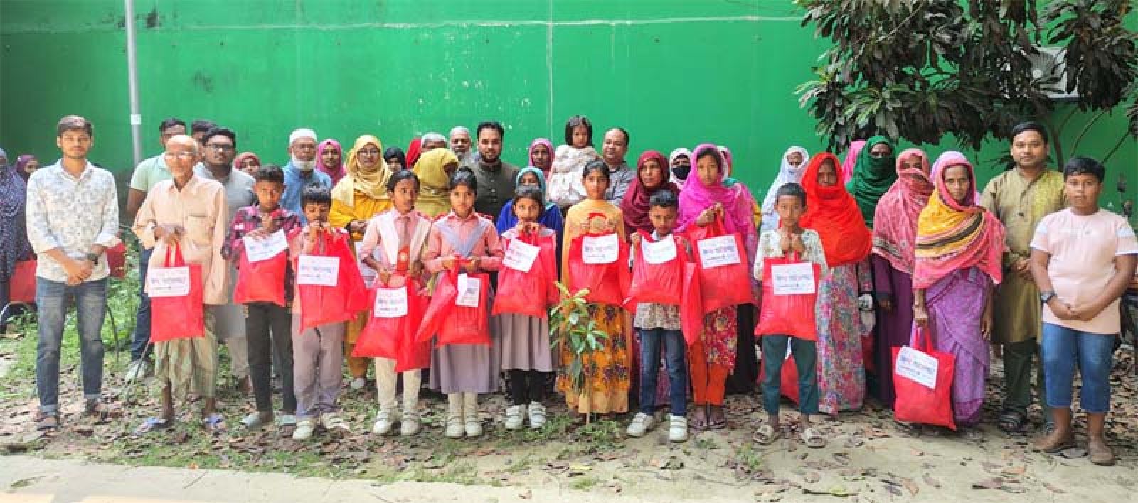 চাঁপাইনবাবগঞ্জ বন্ধুসভার সহমর্মিতার ঈদ কর্মসূচি পালন