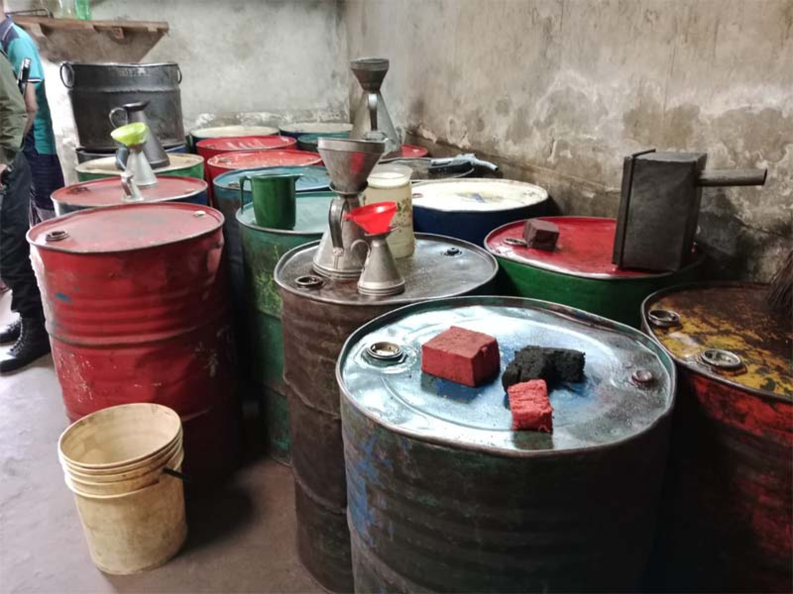 গোদাগাড়ীতে জ্বালানি তেলের অবৈধ মজুদ রাখায় ২৫ হাজার টাকা জরিমানা করেছে ভ্রম্যমান আদালত