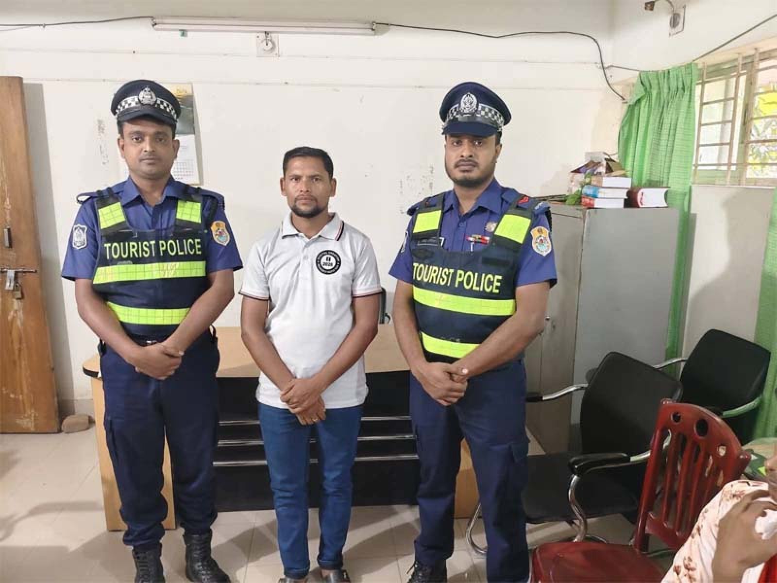 পাহাড়পুরে চীনা পর্যটককে হেনস্তা: সমালোচনার মুখে ‘হিরো নানা’ আটক