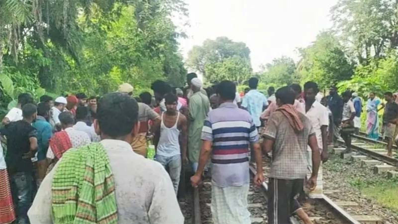 রেললাইনে বসে মোবাইলে কথা বলার সময় ট্রেনে কাটা পড়লেন ব্যবসায়ী