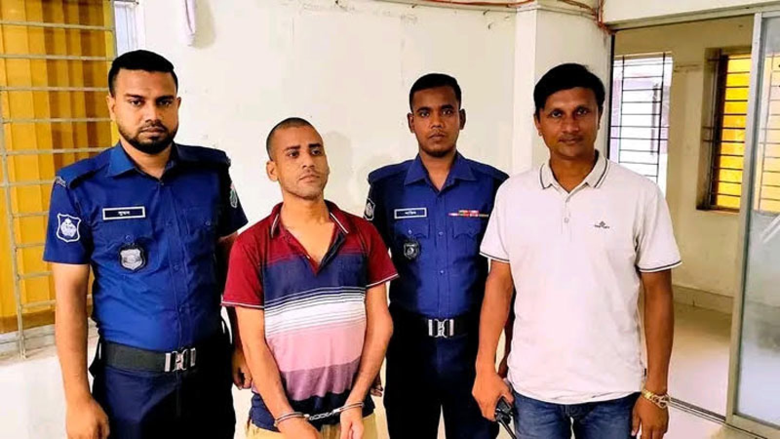 নিয়ামতপুরে সাজাপ্রাপ্ত পলাতক আসামি গ্রেপ্তার