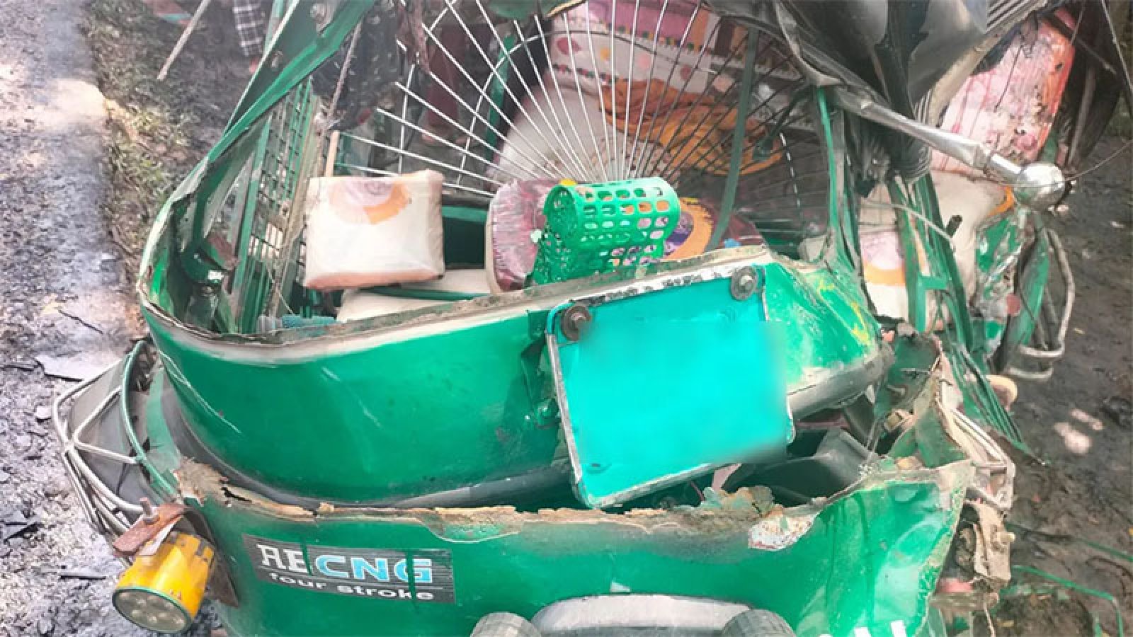 ট্রাকের ধাক্কায় অটোরিকশা উল্টে ৫ জন এসএসসি পরীক্ষার্থী আহত