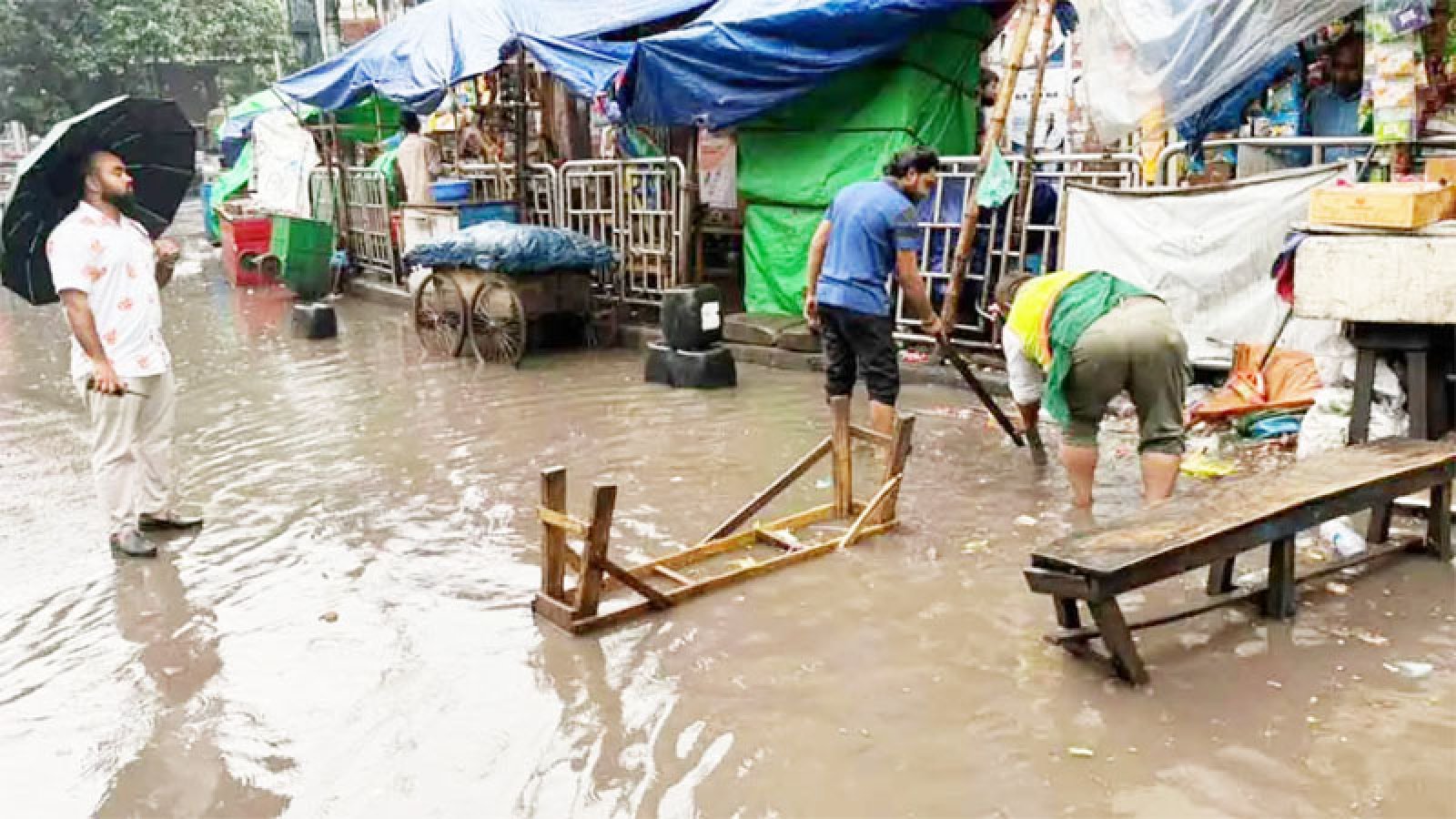 বৃষ্টি-জলাবদ্ধতায় ভোগান্তিতে দিনের শুরু