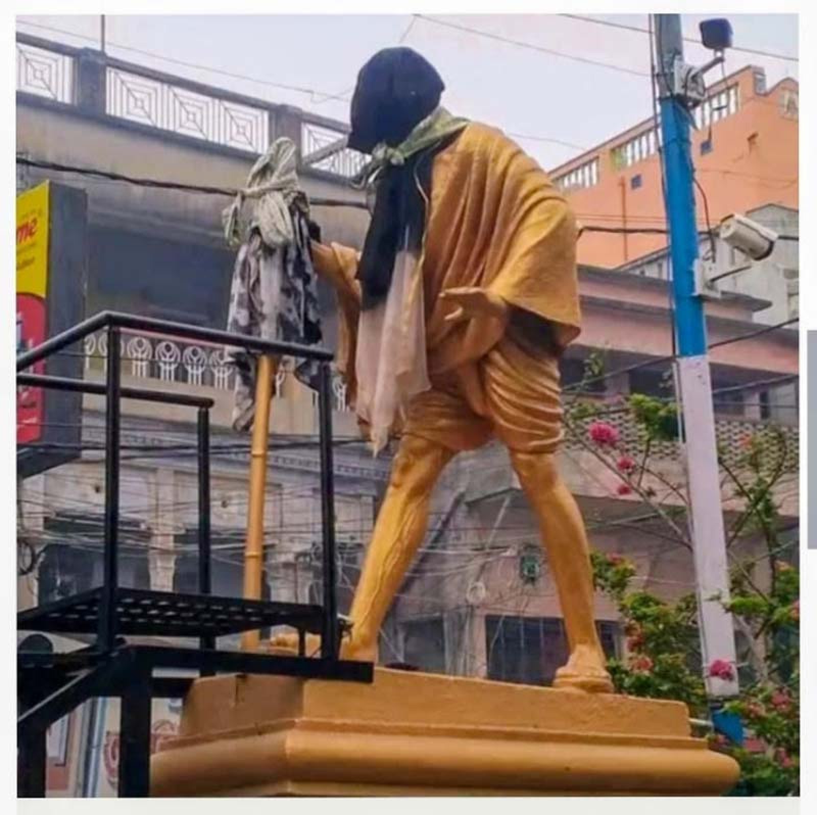 গান্ধীজির মূর্তির মুখে কালো কাপড়, উত্তপ্ত পশ্চিমবঙ্গ