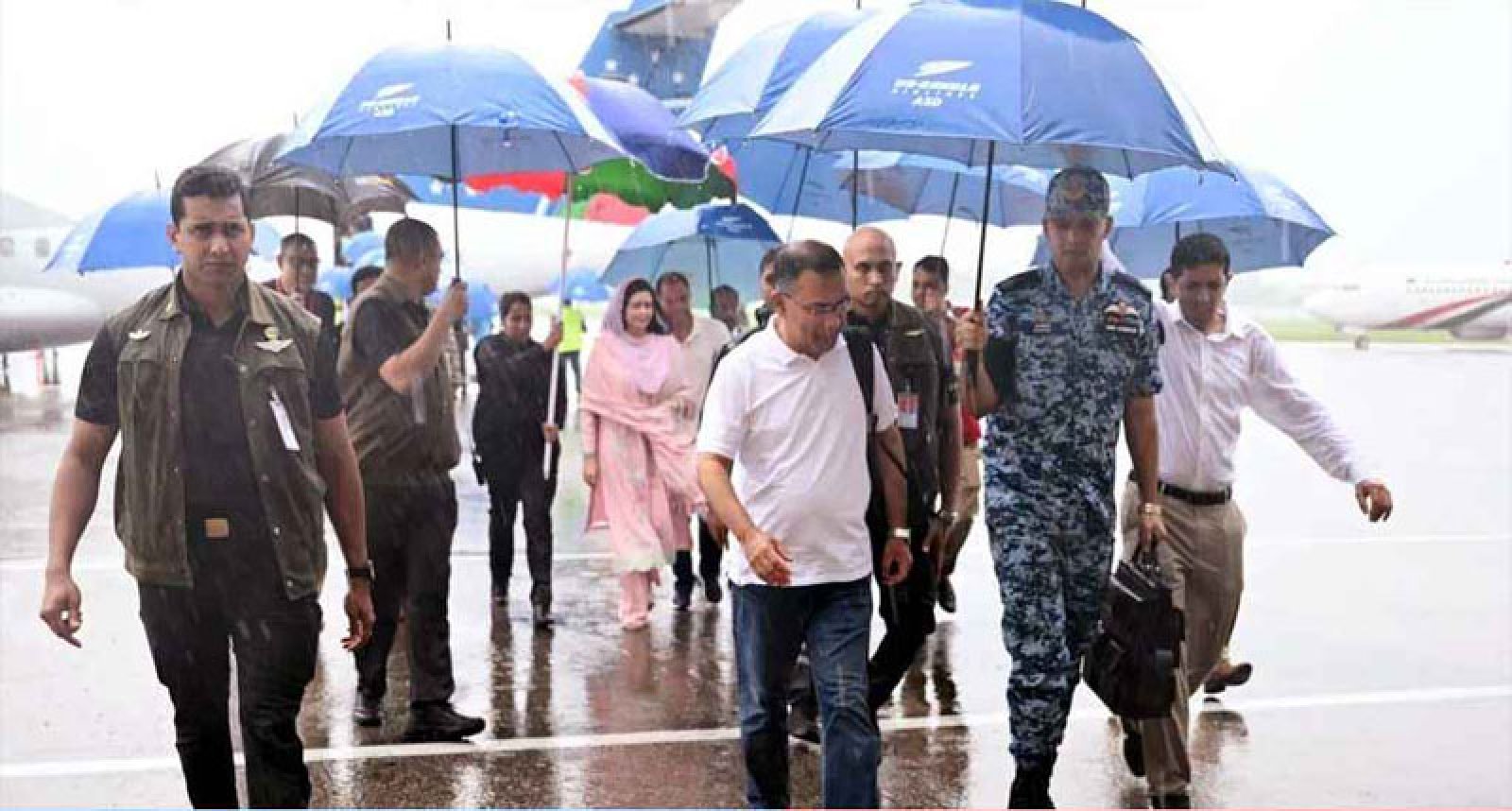 বৃষ্টি উপেক্ষা করে শাহজালাল মাজারের পথে প্রধানমন্ত্রী