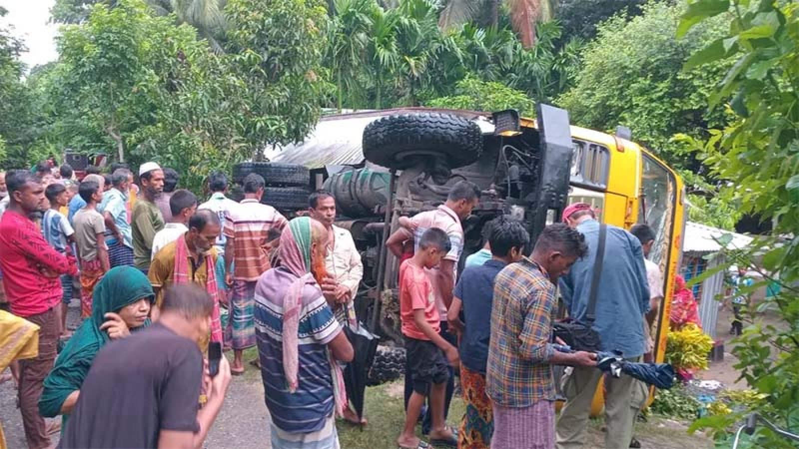 পাথরবোঝাই ট্রাক নিয়ন্ত্রণ হারিয়ে ঘরের উপর উল্টে পড়ল, প্রাণ গেল শিক্ষার্থীর