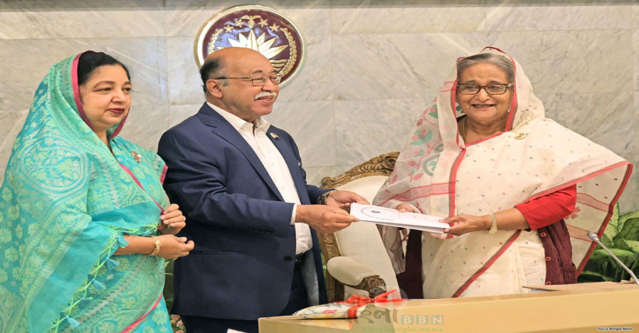 টাঙ্গাইল শাড়িসহ ৩ পণ্যের জিআই সনদ প্রধানমন্ত্রীর কাছে হস্তান্তর