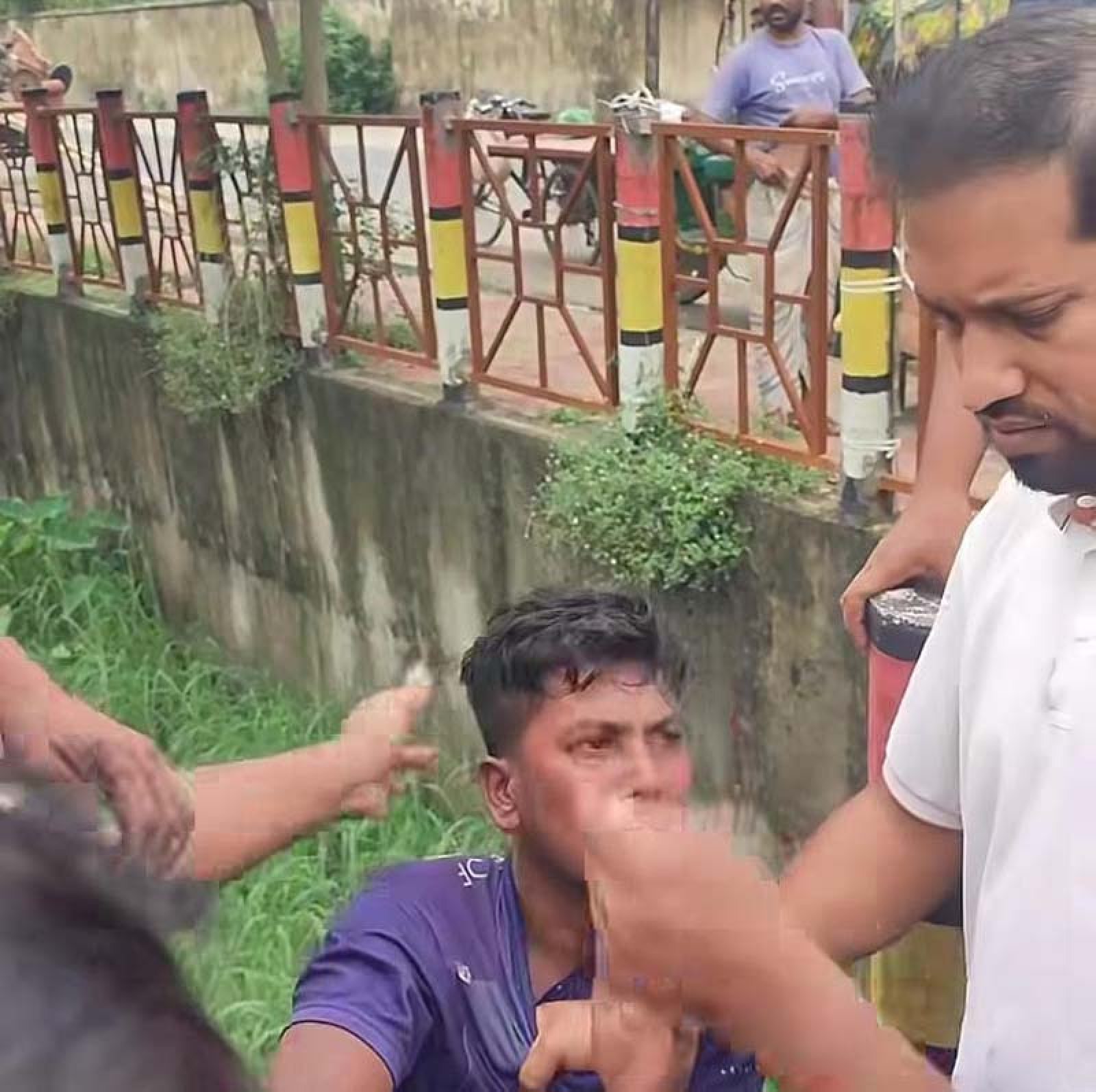 রাজশাহীতে শিক্ষার্থীর ভ্যানিটি ব্যাগ ছিনতাইয়ের চেষ্টা,  আটক ১