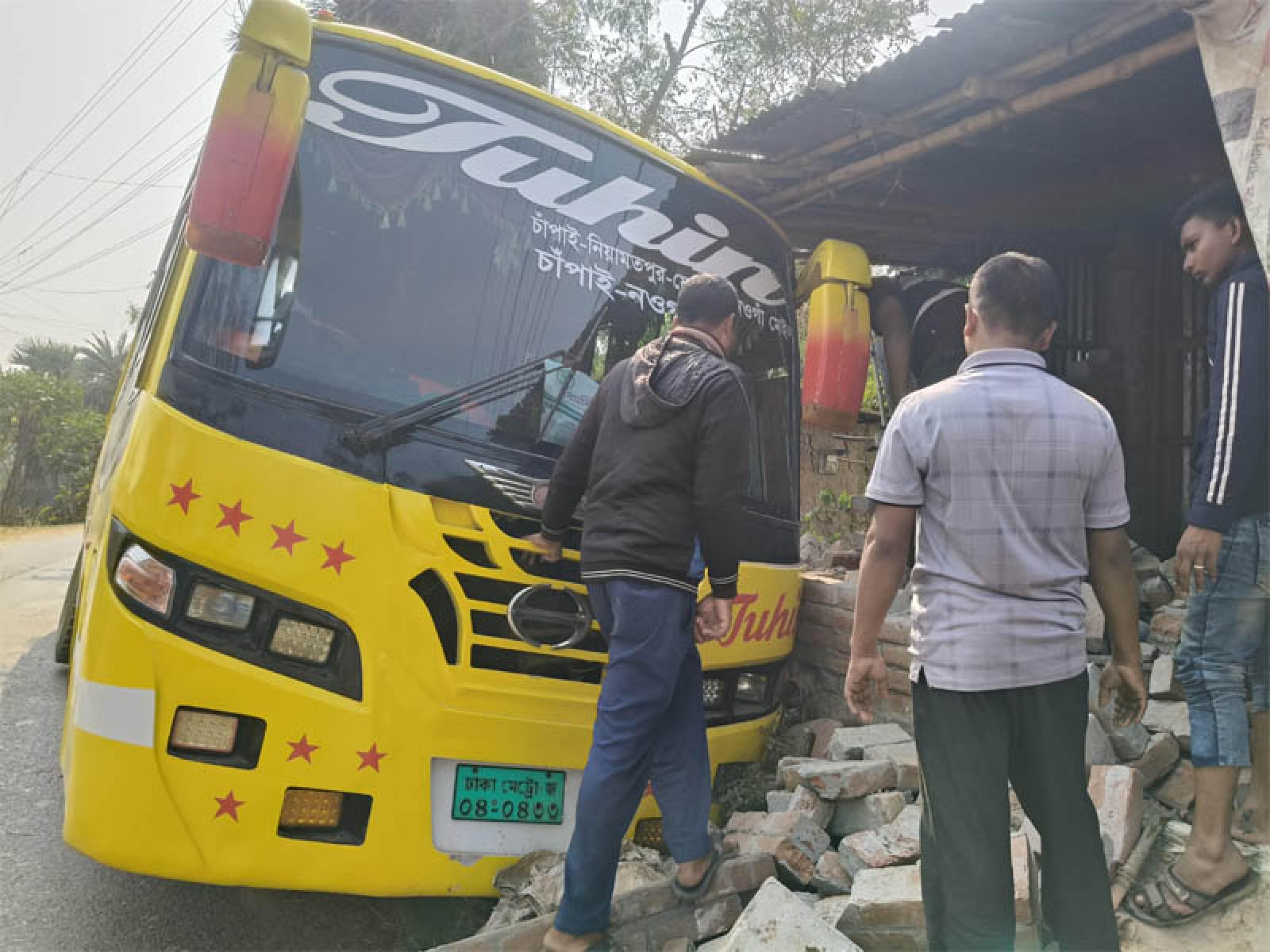 নিয়ামতপুরে নিয়ন্ত্রণ হারিয়ে বসত বাড়িতে বাসের ধাক্কা