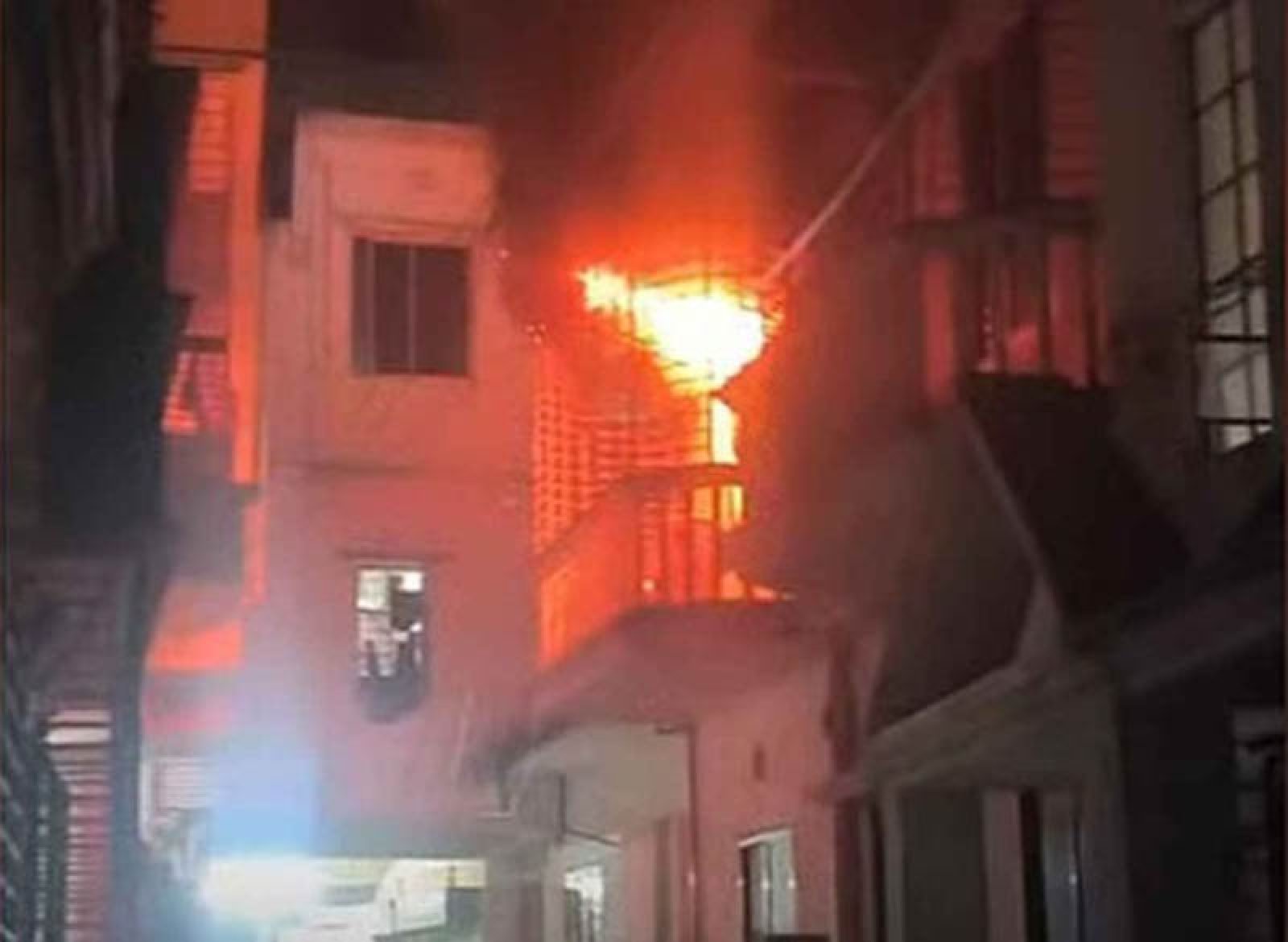 বাসায় ভয়াবহ অগ্নিকাণ্ড , দুই জাবি ছাত্রসহ দগ্ধ ৪