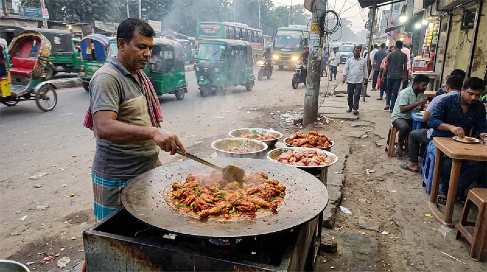 রাস্তার ধুলায় ভাজা হচ্ছে চিকেন চাপ, স্বাস্থ্যঝুঁকি নিয়ে প্রশ্ন