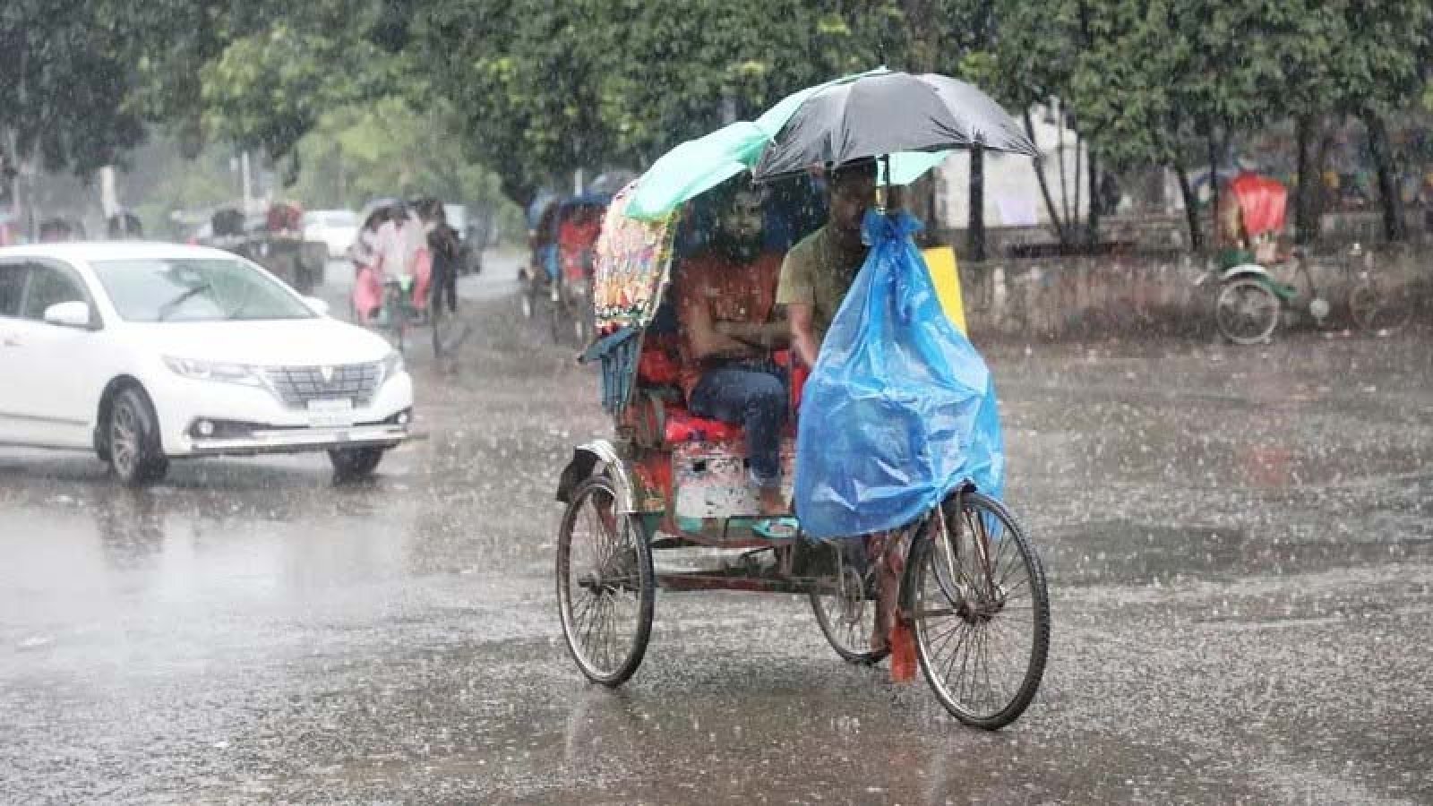 টানা বৃষ্টি-দমকা হাওয়ায় বিপাকে রাজশাহীর খেটে খাওয়া মানুষ