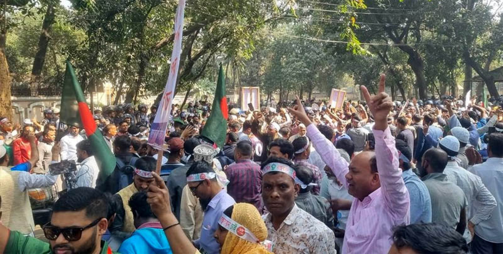 যমুনা ঘেরাও করেছেন সরকারি কর্মচারীরা, টিয়ারগ্যাস নিক্ষেপ