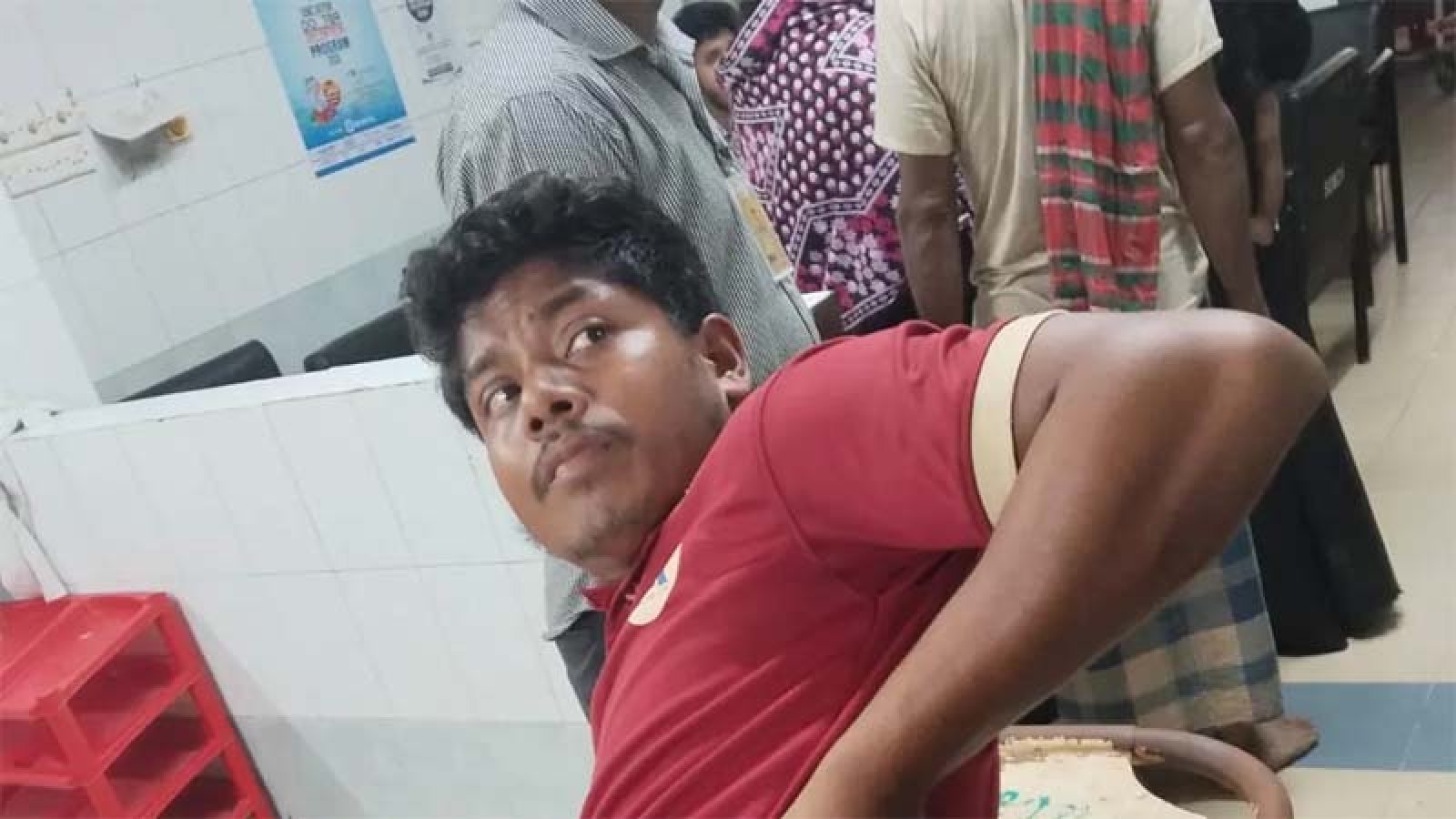 বিমানবন্দরে আনসার সদস্যের গুলিতে পরিচ্ছন্নকর্মী আহত