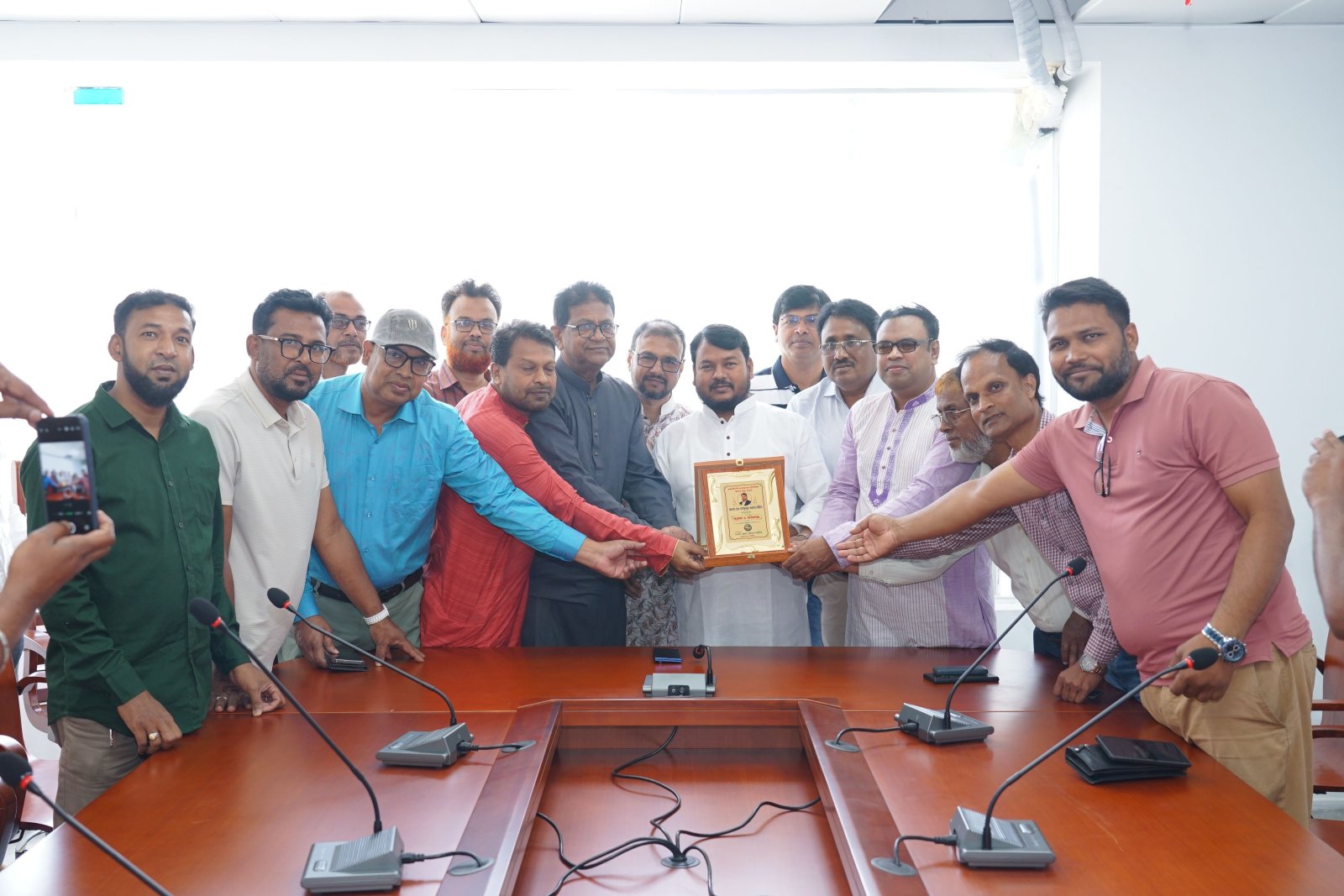 রাসিক প্রশাসকের সাথে নওগাঁ জেলা  কল্যাণ সমিতির নেতৃবৃন্দের সৌজন্য সাক্ষাৎ