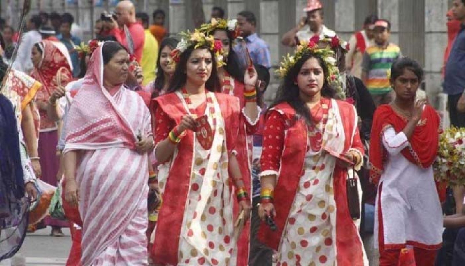 লাল-সাদা সাজে, মিষ্টি-নোনতায় বাঙালির বৈশাখ