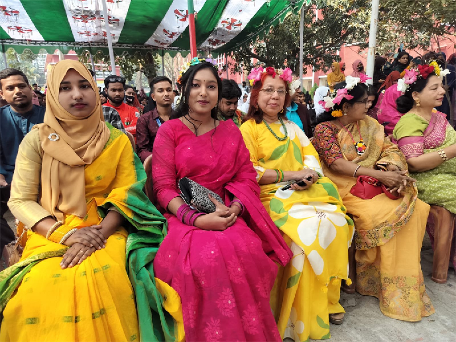 রঙে রঙে বসন্ত বরণে মুখর রাজশাহী কলেজ