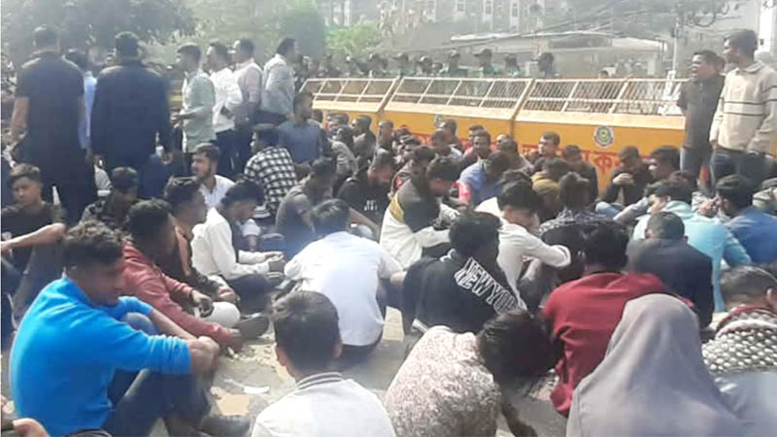 নির্বাচন কমিশন কার্যালয়ের সামনে বসে পড়লো ছাত্রদল